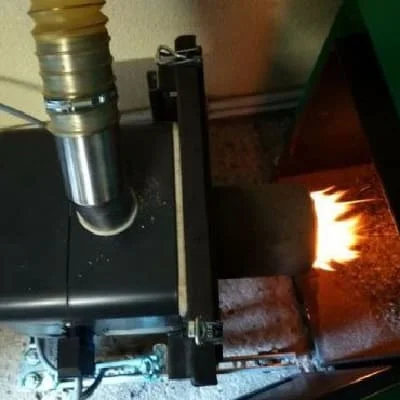 Установленная пеллетная горелка PellasX в котел Drew-Met в процессе горения