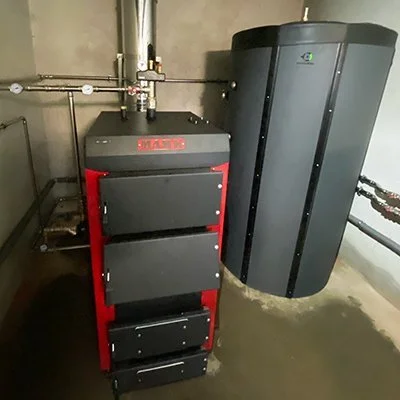 Твердотопливный котел, подключенный к дымоходу из нержавейки